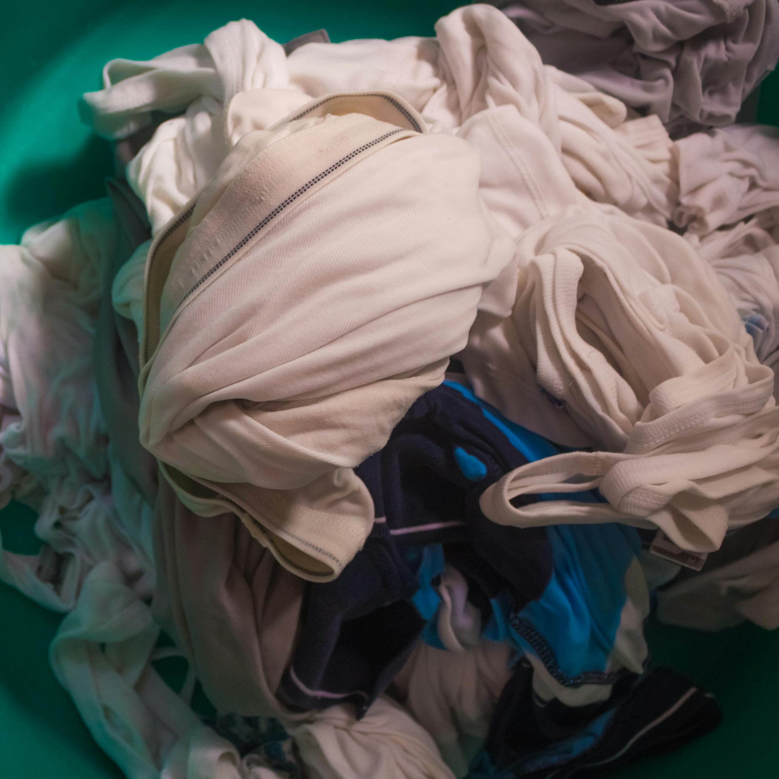 Roupas limpas e macias rodando no tambor frontal da máquina de lavar - Lavanderia Iracema